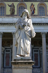Statue im Kreuzgang der Basilica San Paolo fuori le Mura in Rom, Italien