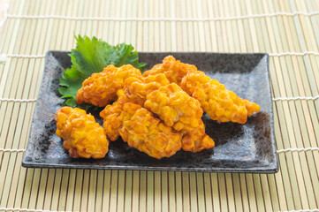 皿に盛ったトウモロコシのさつま揚げ