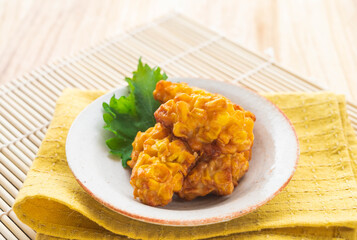 皿に盛ったトウモロコシのさつま揚げ