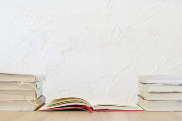 勉強と白壁背景イメージ