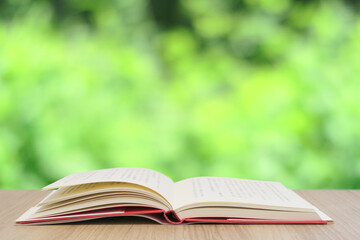 読書と新緑の玉ボケ背景イメージ