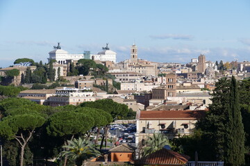 Fototapeta na wymiar Blick vom Aventin auf Rom und die Rückseite des Altars des Vaterlandes