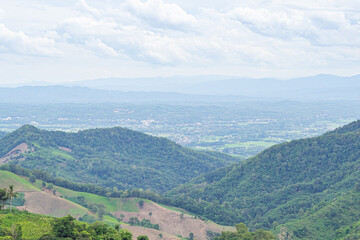 Naklejka premium Scenic view of mountains against cloud sky