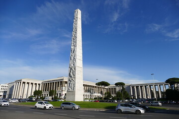 Obelisk im EUR Viertel in Rom Italien, im Hintergrund das Museo della Civilt&agrave; Romana