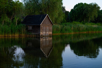 Fototapeta na wymiar little wooden house at a lake
