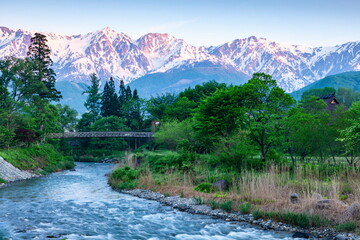 大出公園から眺める白馬三山と大出の吊橋、長野県北安曇郡白馬村にて