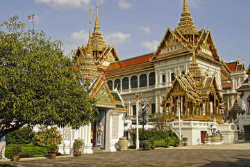 Naklejka premium Golden Chedi, Temple Wat Phra Kaeo, Wat Phra Kaew, Royal Palace, Grand Palace, Bangkok, Central Thailand, Thailand, Asia