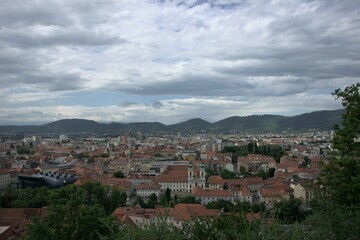 Fototapeta na wymiar Blick vom Schlossberg über Graz mit dem Kunsthaus an einem bewölkten Tag