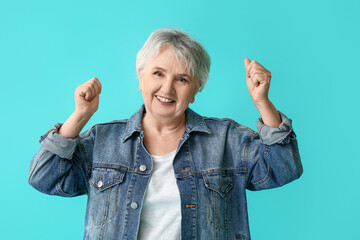 Obraz premium Stylish senior woman on color background