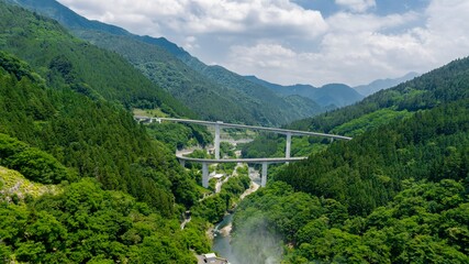 ループ橋の雷電廿六木橋 が見える風景／埼玉県秩父市