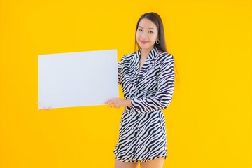 Obraz na płótnie Canvas Portrait beautiful young asian woman smile with show empty white billboard