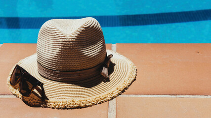Straw hat with black glasses
