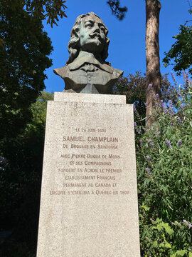 Statue De Samuel Champlain  1 Place Du Canada  Jardin De La Nouvelle France  Paris VIII
