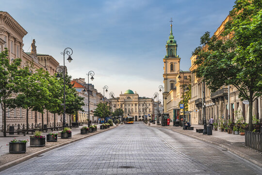 Puste Krakowskie Przedmieście w Warszawie