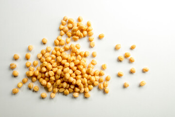 Garbanzos  sobre mesa blanca, vista desde arriba. Chickpeas on white table, top view.