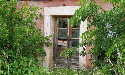 Fototapeta na wymiar eine alte kaputte Tür eines verlassenen Hauses in der Nähe von Gospic, Kroatien