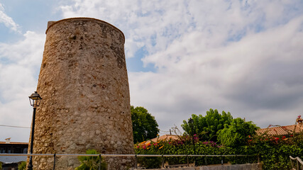 Fototapeta na wymiar Torre de piedra en Rincón De la Victoria Málaga.