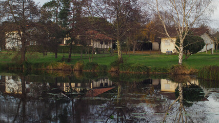 Fototapeta na wymiar Maisons typiques landaises au bord d'un étang