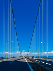 Obraz premium 真夏の青空、瀬戸大橋を走る（南備讃瀬戸大橋）