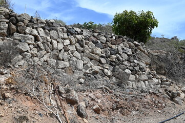 Steinmauer mit Himmel und Pflanzen