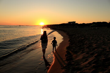 siluetas al atardecer mediterraneo familia