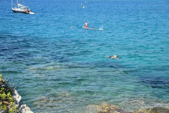 Baignade à Lozari en été, Corse