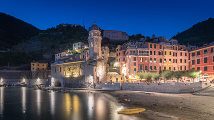Obraz premium Vue du port de Vernazza de nuit, village coloré des Cinque Terre, Ligurie, Italie. 
