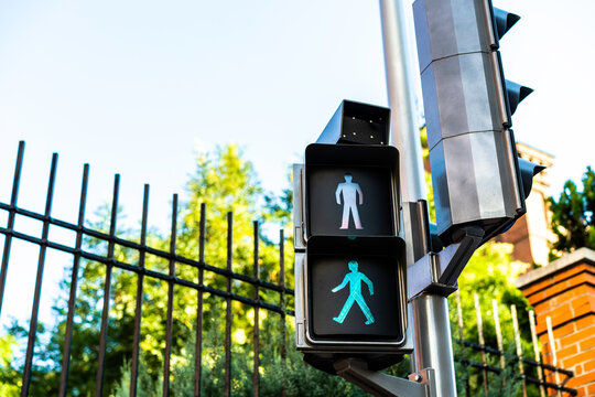 Sem&aacute;foro en verde pra peatones en la ciudad con luz de d&iacute;a