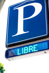 Señal del parking de un establecimiento al aire libre, con el texto 