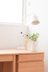 観葉植物と木製机とデスクライト　背景　余白　コピースペース　白背景　シンプルナチュラル