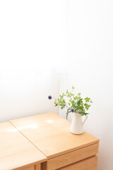 明るい窓辺の木製デスクと観葉植物　背景　余白　コピースペース　白背景　シンプルナチュラル