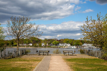 Rastplatz in Hamburg an der Elbe mit Blick auf Teufelsbr&uuml;ck