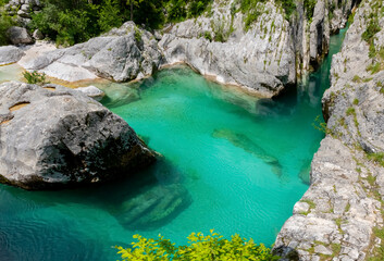 Soča Fluss Tal Slowenien Smaragdfluss grün türkis Becken Pool Tiefe Grund intensiv Isonzo...