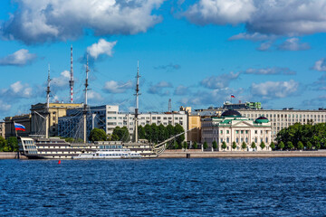 Fototapeta na wymiar Saint-Petersburg, panoramic view of the Petrovskaya embankment on the Petrograd island