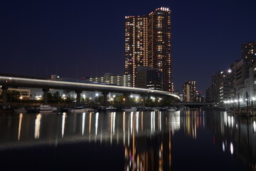 芝浦夜景　タワーマンションと東京モノレール運河のリフレクション