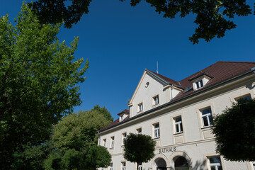 Fototapeta na wymiar Frontansicht Rathaus in Oberschleißheim bei München im Sommer mit blauem Himmel