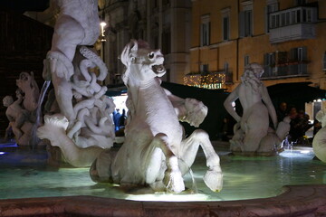 Brunnen auf der Piazza Navona in Rom bei Nacht