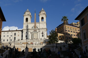 Fototapeta na wymiar Obelisk und Kirche Santa Trinità dei Monte in Rom Italien