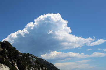 Nube cumuliforme con montagna e forma pareidolitica