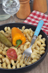 Assiette de pâtes avec des légumes en gros plan