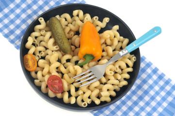 Assiette de pâtes avec des légumes en gros plan sur fond blanc