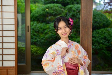 和室で佇む浴衣女性