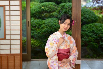 和室で佇む浴衣女性