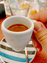 taza de cafe expresso en una cafetería moderna