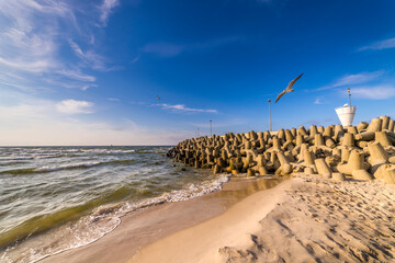 Betonowy falochron na plaży