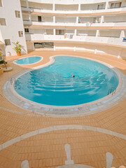bonito edificio de lujo con piscina en medio