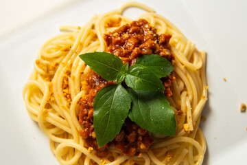 Macarrão vegetariano com proteína de soja e manjericão.