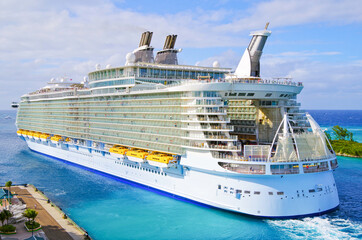 Grösstes Kreuzfahrtschiff der Welt / Largest biggest gigantic cruise ship vessel in the world	