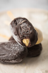 Glace fait maison mangue et chocolat