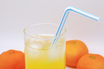 オレンジジュース　氷入り
